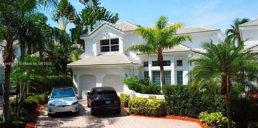 House in Aventura, Florida 5 bedrooms, 333.98 sq.m. № 859974