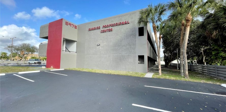 Commercial property in Plantation, Florida № 563223