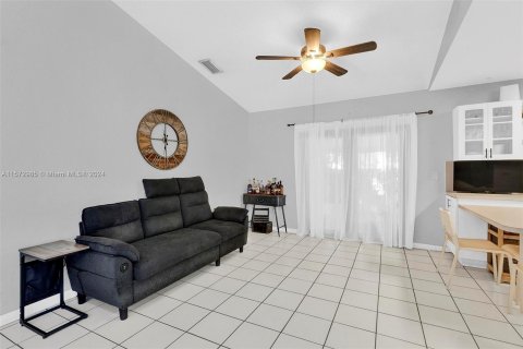 House in Hialeah, Florida 3 bedrooms, 126.25 sq.m. № 1132034 - photo 16