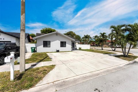House in Hialeah, Florida 3 bedrooms, 126.25 sq.m. № 1132034 - photo 7