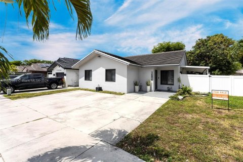 House in Hialeah, Florida 3 bedrooms, 126.25 sq.m. № 1132034 - photo 8