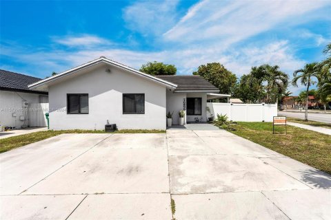 House in Hialeah, Florida 3 bedrooms, 126.25 sq.m. № 1132034 - photo 6