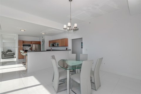 Condominio en venta en Miami, Florida, 3 dormitorios, 280.56 m2 № 1128272 - foto 28