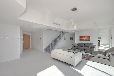 Condominio en venta en Miami, Florida, 3 dormitorios, 280.56 m2 № 1128272 - foto 24