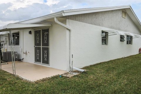 Villa ou maison à vendre à West Palm Beach, Floride: 2 chambres, 116.13 m2 № 953815 - photo 2