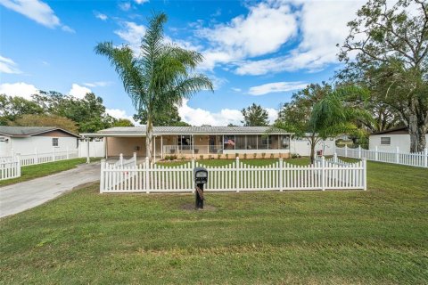 Casa en venta en Zephyrhills, Florida, 5 dormitorios, 157.75 m2 № 1414277 - foto 1