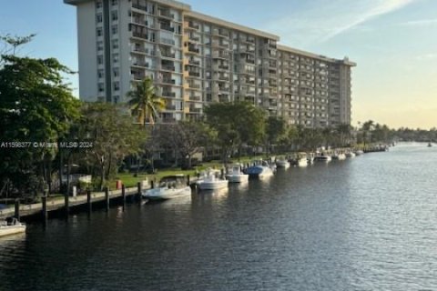 Condominio en venta en Pompano Beach, Florida, 2 dormitorios, 99.41 m2 № 1206884 - foto 1