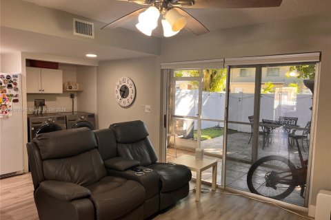 Townhouse in Margate, Florida 3 bedrooms, 130.06 sq.m. № 1375776 - photo 25