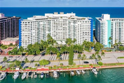 Condo in Miami Beach, Florida, 1 bedroom  № 862286 - photo 1