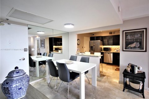 Condo in Miami Beach, Florida, 1 bedroom  № 862286 - photo 19