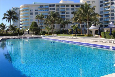 Condo in Miami Beach, Florida, 1 bedroom  № 862286 - photo 26