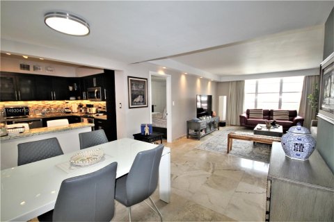 Condo in Miami Beach, Florida, 1 bedroom  № 862286 - photo 2