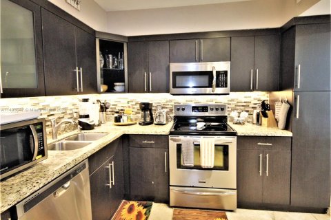 Condo in Miami Beach, Florida, 1 bedroom  № 862286 - photo 15