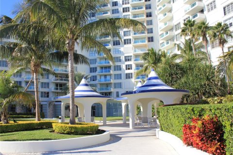 Condo in Miami Beach, Florida, 1 bedroom  № 862286 - photo 29