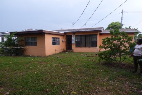 House in Miami Gardens, Florida 3 bedrooms, 145.02 sq.m. № 1345751 - photo 2