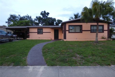 House in Miami Gardens, Florida 3 bedrooms, 145.02 sq.m. № 1345751 - photo 1