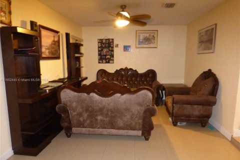 House in Miami Gardens, Florida 3 bedrooms, 145.02 sq.m. № 1345751 - photo 9