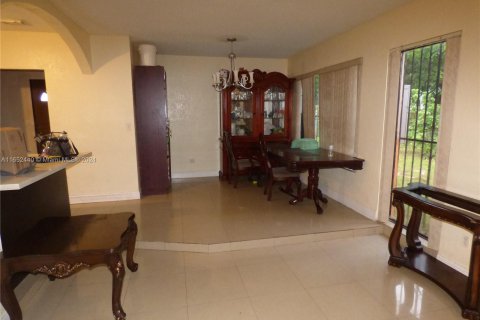 House in Miami Gardens, Florida 3 bedrooms, 145.02 sq.m. № 1345751 - photo 8