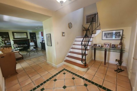 House in Coral Gables, Florida 5 bedrooms, 270.53 sq.m. № 1345792 - photo 3