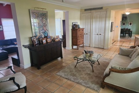 House in Coral Gables, Florida 5 bedrooms, 270.53 sq.m. № 1345792 - photo 8