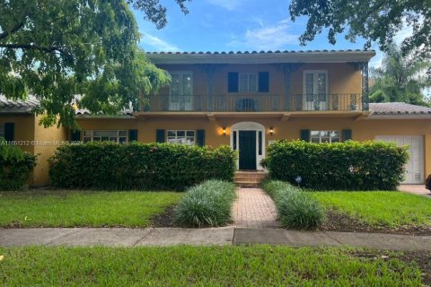 House in Coral Gables, Florida 5 bedrooms, 270.53 sq.m. № 1345792 - photo 1