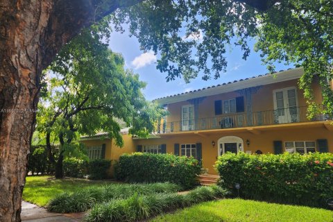 House in Coral Gables, Florida 5 bedrooms, 270.53 sq.m. № 1345792 - photo 2