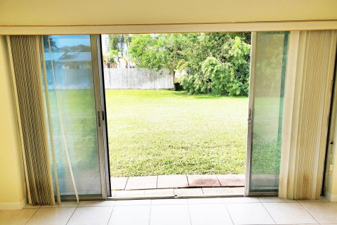 House in Lake Worth, Florida 2 bedrooms, 131.83 sq.m. № 1216185 - photo 12