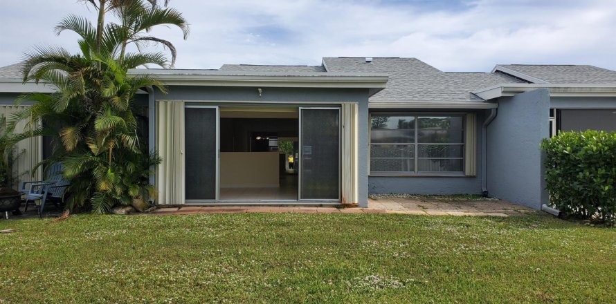 House in Lake Worth, Florida 2 bedrooms, 131.83 sq.m. № 1216185