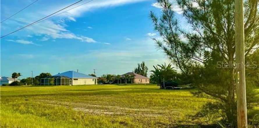 Land in Cape Coral, Florida № 1295503