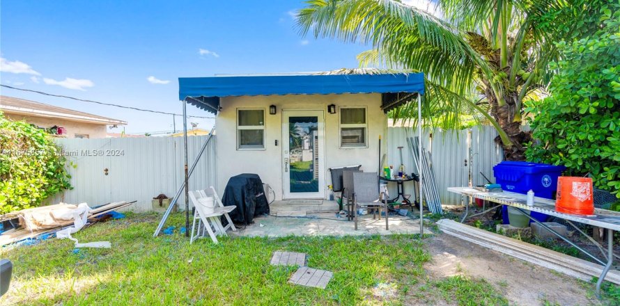 House in Miami, Florida 2 bedrooms, 79.62 sq.m. № 1423950