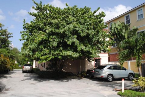 Купить коммерческую недвижимость в Делрей-Бич, Флорида № 40317 - фото 1