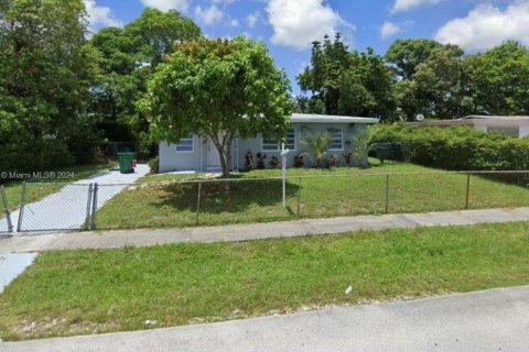 House in Lauderhill, Florida 3 bedrooms, 84.73 sq.m. № 1352100 - photo 1