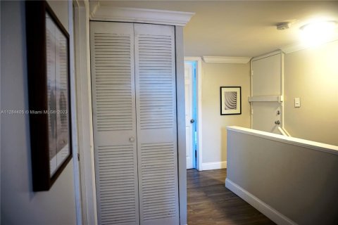 Condominio en venta en Gainesville, Florida, 4 dormitorios, 90.3 m2 № 550827 - foto 9