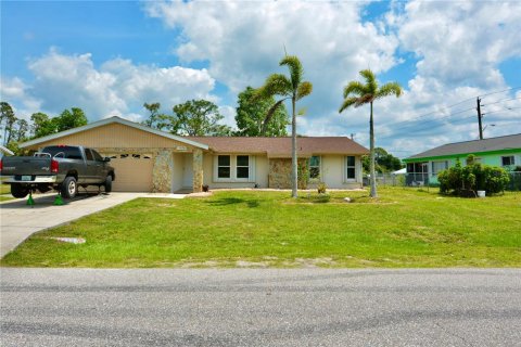 Villa ou maison à vendre à Port Charlotte, Floride: 3 chambres, 141.58 m2 № 1087763 - photo 1