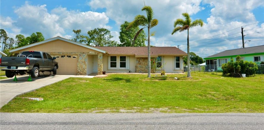 House in Port Charlotte, Florida 3 bedrooms, 141.58 sq.m. № 1087763