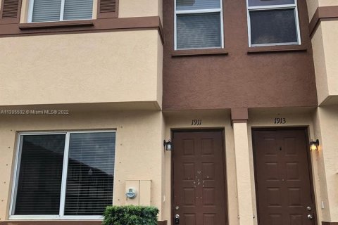 Townhouse in Riviera Beach, Florida 3 bedrooms, 122.45 sq.m. № 171598 - photo 1