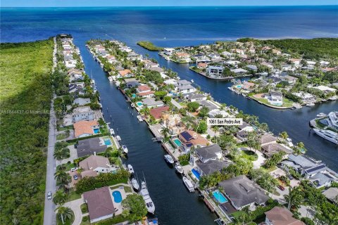 Villa ou maison à vendre à Coral Gables, Floride: 5 chambres, 351.91 m2 № 1328364 - photo 1