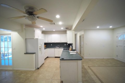 House in Tampa, Florida 4 bedrooms, 128.95 sq.m. № 1373718 - photo 2