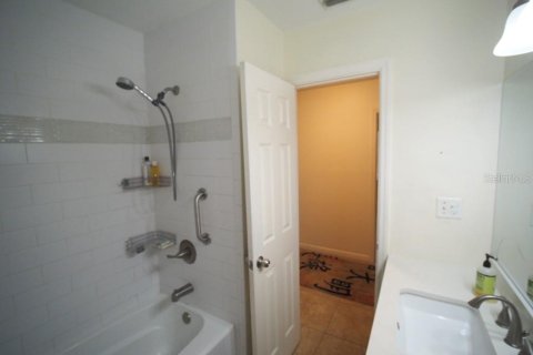 House in Tampa, Florida 4 bedrooms, 128.95 sq.m. № 1373718 - photo 23