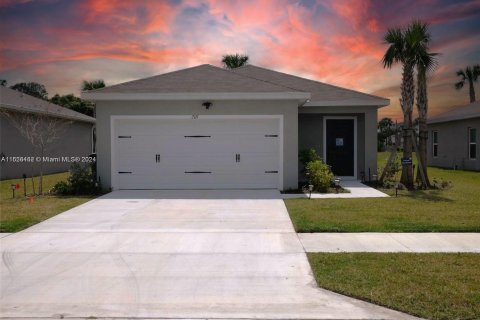 House in St. Lucie, Florida 3 bedrooms, 122.07 sq.m. № 1282413 - photo 1