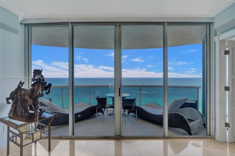 Condo in Sunny Isles Beach, Florida, 3 bedrooms  № 1209009 - photo 1