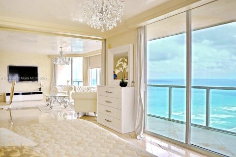 Condominio en alquiler en Sunny Isles Beach, Florida, 2 dormitorios, 132.2 m2 № 29200 - foto 1