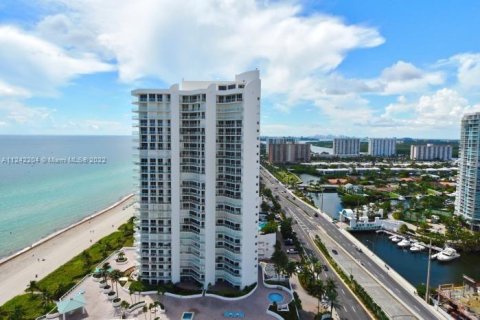 Condo in Sunny Isles Beach, Florida, 2 bedrooms  № 29200 - photo 14