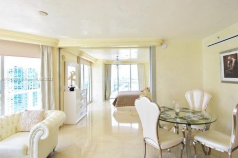 Condo in Sunny Isles Beach, Florida, 2 bedrooms  № 29200 - photo 8