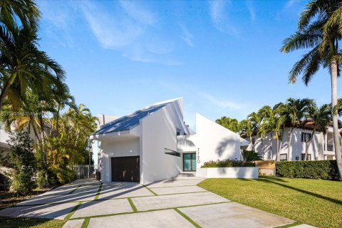 Casa en venta en North Bay Village, Florida, 5 dormitorios, 349.13 m2 № 1013853 - foto 3