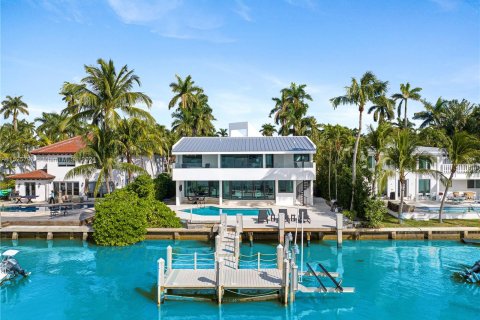 Villa ou maison à vendre à North Bay Village, Floride: 5 chambres, 349.13 m2 № 1013853 - photo 2