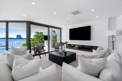 Villa ou maison à vendre à North Bay Village, Floride: 5 chambres, 349.13 m2 № 1013853 - photo 8