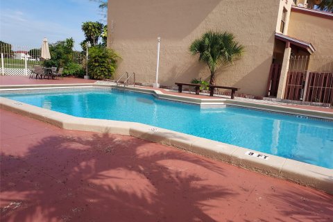 Townhouse in Miami, Florida 2 bedrooms, 141.21 sq.m. № 862745 - photo 2