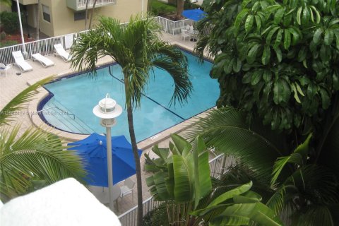 Condo in North Bay Village, Florida, 1 bedroom  № 1385801 - photo 9