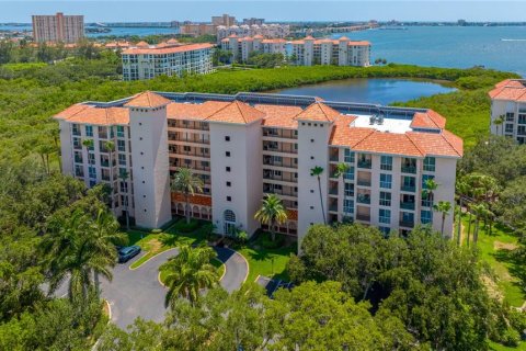 Condo in Saint Petersburg, Florida, 3 bedrooms  № 1382625 - photo 1